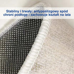 Zbliżenie spodniej strony białego dywanu – korzyści materiału.