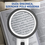 Lupa z oświetleniem LED powiększająca polski tekst w książce.