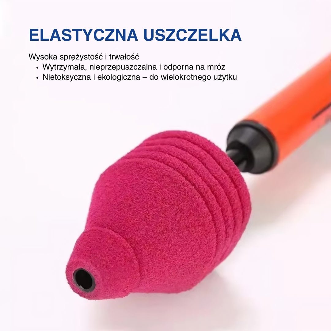 Zbliżenie na wysokociśnieniową przepychaczkę do toalety z ergonomiczną rączką na białym tle.