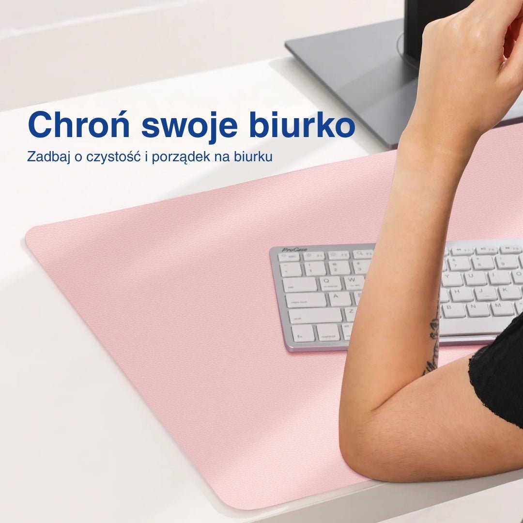 Zbliżenie różowej maty na klawiaturę na białej powierzchni z dłonią i białą klawiaturą