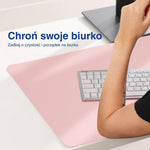 Zbliżenie różowej maty na klawiaturę na białej powierzchni z dłonią i białą klawiaturą