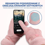 Osoba w podgrzewanych rękawicach zimowych korzystająca ze smartfona.
