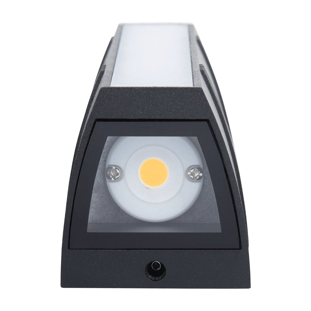 Dolna część nowoczesnej zewnętrznej lampy LED na białym tle.