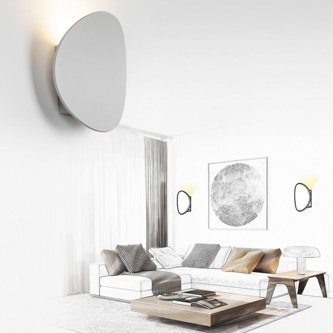Biała metalowa lampa łazienkowa i przykłady aranżacji w salonie