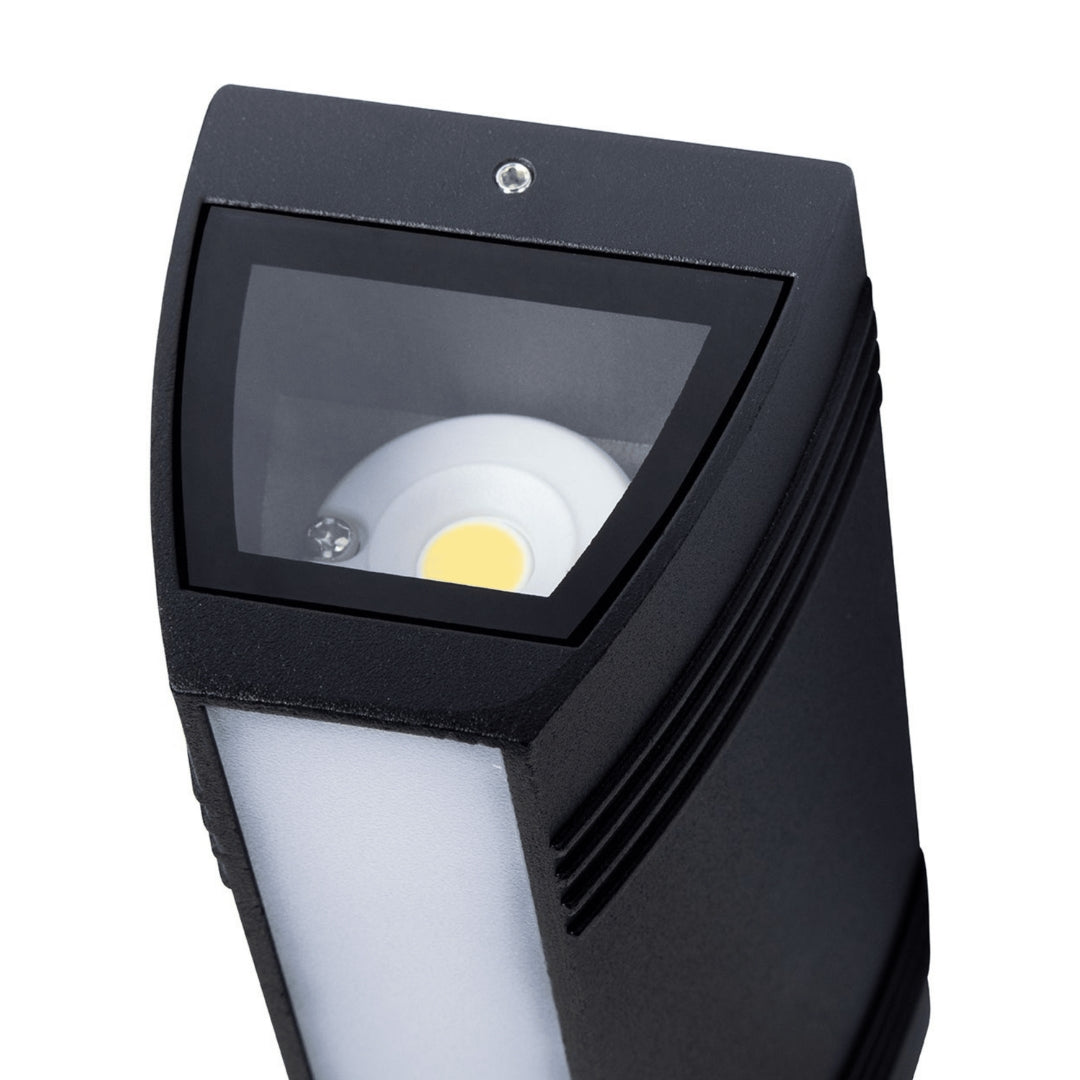Górna część nowoczesnej zewnętrznej lampy LED na białym tle.