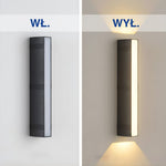 Porównanie nowoczesnej zewnętrznej lampy LED włączonej i wyłączonej.