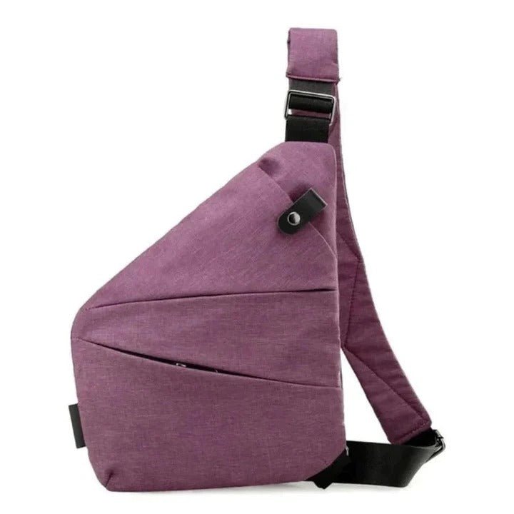 Bordowa antykradzieżowa torba na ramię unisex z regulowanym paskiem na białym tle.