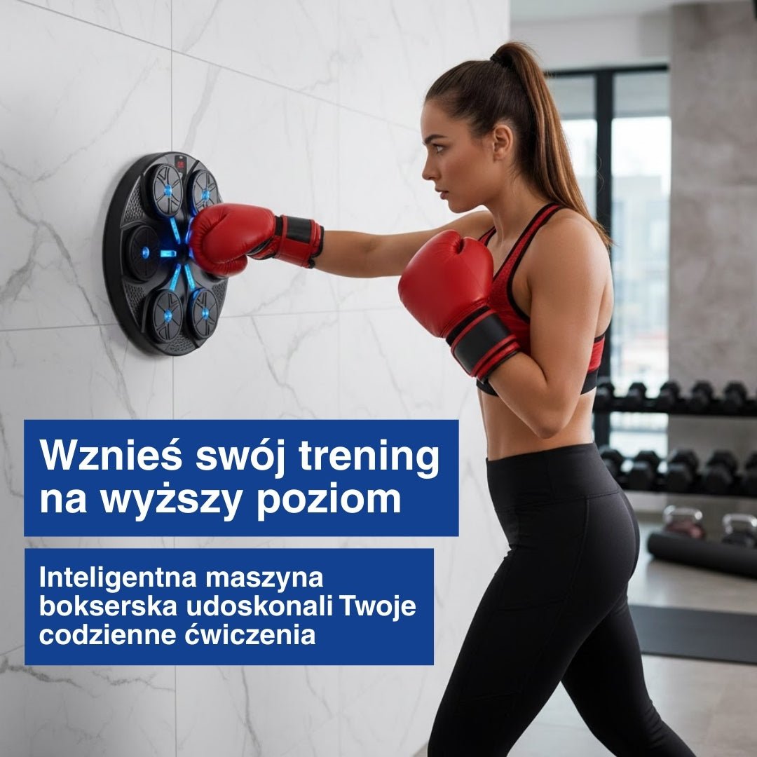 Kobieta boksująca elektroniczną tarczę bokserską na marmurowej ścianie