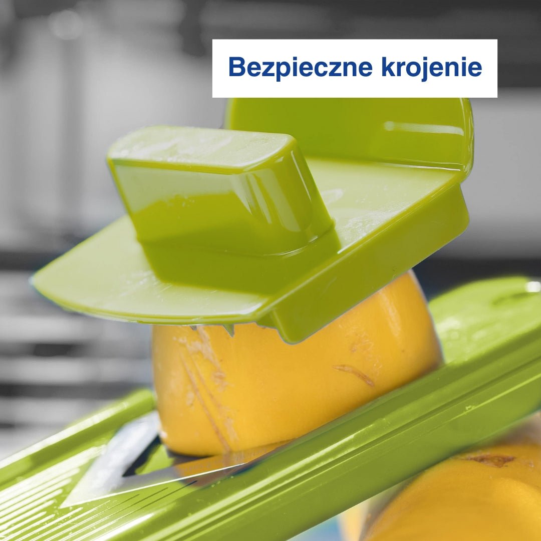Zbliżenie uchwytu krajalnicy 12 w 1 na cytrynie.