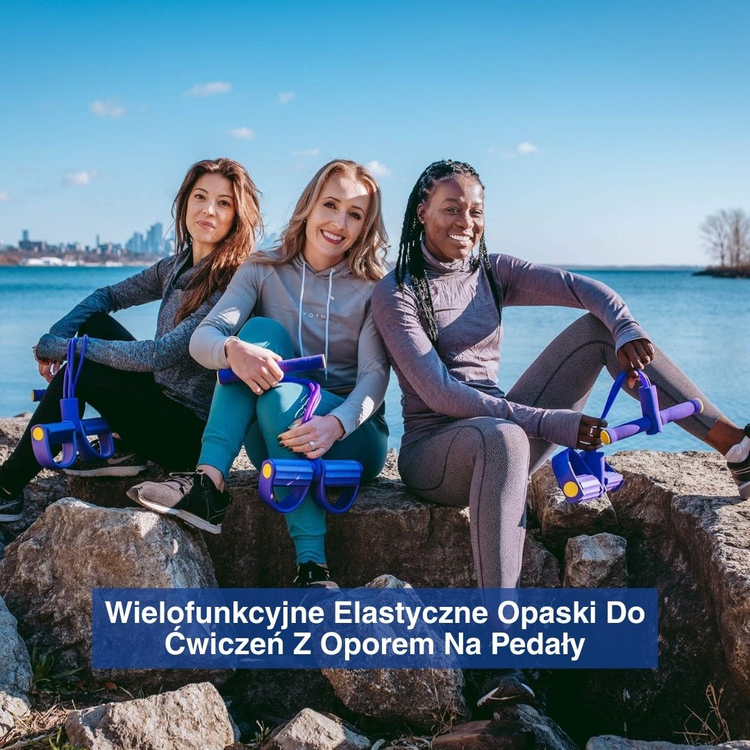 Trzy kobiety z taśmami treningowymi na tle oceanu