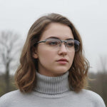 Brunetka w przezroczystych okularach