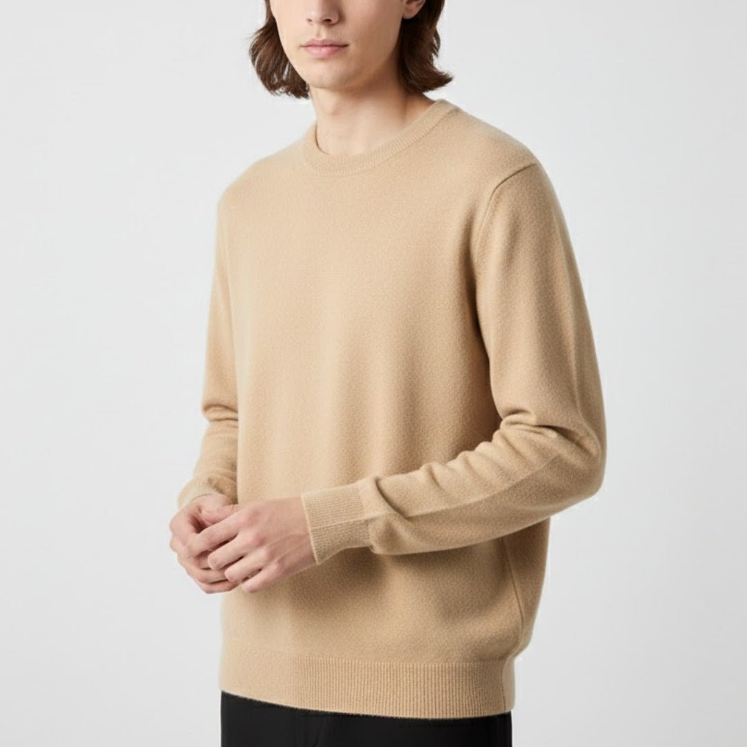 Sweter noszony na modelu, pokazujący dopasowanie i ogólny wygląd.