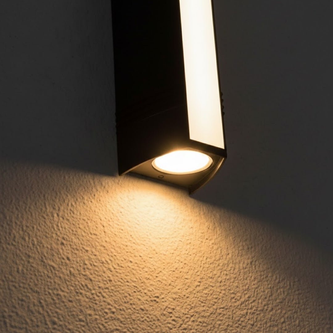 Dolna część nowoczesnej zewnętrznej lampy LED po włączeniu.