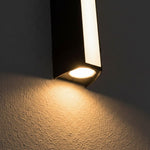 Dolna część nowoczesnej zewnętrznej lampy LED po włączeniu.